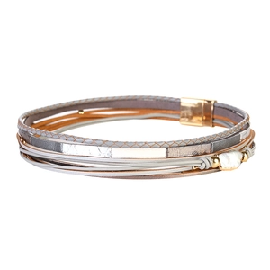 Κοντινό πλάνο boho βραχιολιού με γκρι πλεκτό σχοινί και χρυσό μαγνητικό κούμπωμα