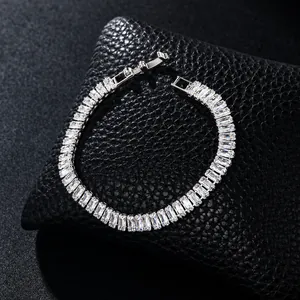 Dettaglio del bracciale tennis argento con zirconi a baguette su pelle nera di lusso
