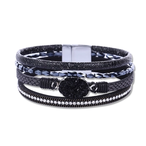 Detail eines mehrlagigen Lederarmbands mit schwarzem Druzy-Stein und Magnetverschluss