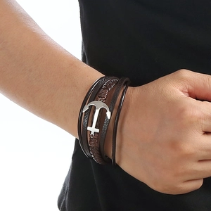 Pulsera multicapa de cuero marrón oscuro para hombre con colgante de ancla plateado