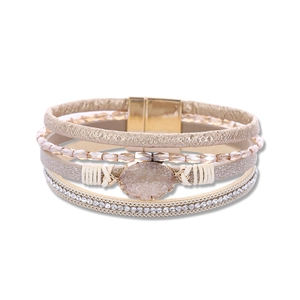 Detailansicht eines Boho-Armbands mit Kristallperlen und goldenem Magnetverschluss