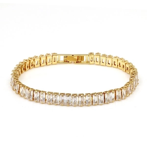 Dettaglio di un bracciale placcato oro con zirconi a taglio baguette e chiusura pieghevole