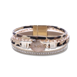 Details des mehrlagigen Boho-Armbands mit Leopardenmuster-Leder und Magnetverschluss