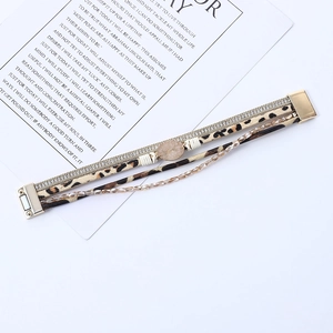 Makro-Detail des mehrlagigen Kristall- und Leoparden-Lederarmbands mit Magnetverschluss