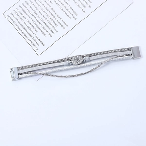 Makroansicht des mehrlagigen geflochtenen Lederarmbands mit Kristallen und Magnetverschluss