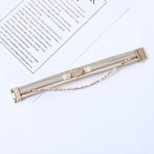 Detail eines mehrlagigen Lederarmbands mit funkelndem Druzy-Stein und Magnetverschluss