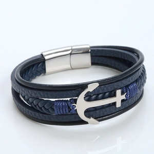 Detalle de pulsera de cuero para hombre con dije de ancla y cruz y cierre magnético