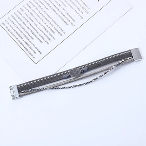 Detail eines mehrlagigen grauen Druzy-Armbands mit Strasssteinen und Magnetverschluss