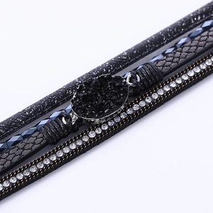 Makro-Detail des mehrlagigen Lederarmbands mit schwarzem Druzy-Stein und Kristallen