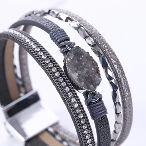 Mehrlagiges Boho-Lederarmband mit Kristall-Druzy-Stein und magnetischem Verschluss