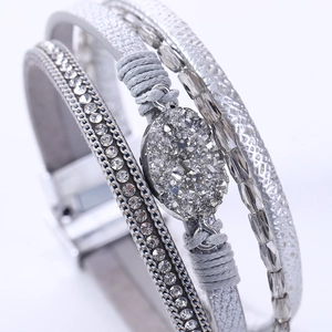 Makrofoto des mehrlagigen Lederarmbands im Boho-Stil mit silbernem Druzy-Stein und Kristallen