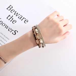 Detail eines mehrlagigen Boho-Armbands mit Leopardenmuster und Kristallsteinbesatz