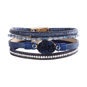 Detail eines mehrlagigen blauen Kristall-Leder-Webarmbands mit Magnet-Metallverschluss