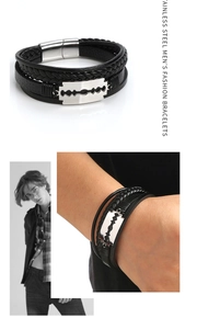 Detail eines mehrlagigen schwarzen Lederarmbands mit Edelstahl-Rasierklingen-Verzierung