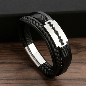 Herren Punk Mehrlagiges Lederarmband Mit Edelstahl Rasierklingen-Anhänger Poliert Magnetverschluss Geflochtenes Armband Schmuck
