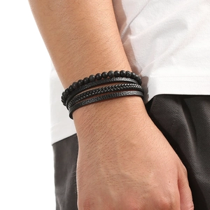 Détail d'un bracelet multicouche pour homme avec pierres de lave, perles et cuir tressé