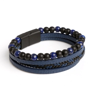 Détail d'un bracelet multicouche pour homme avec cuir, cordon tressé et perles mates