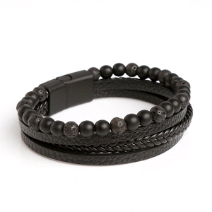 Détail du bracelet multicouche noir pour hommes avec pierre de lave et fermoir magnétique