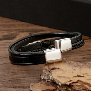 Bracelet multicouche en cuir tressé noir pour homme avec un fermoir magnétique argenté