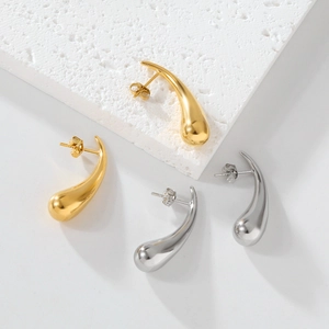 Boucles d'oreilles minimalistes en forme de goutte en or et argent sur pierre