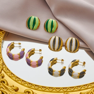 Trendige Edelstahl Emaille Gestreifte Ohrringe Für Damen Bunte Tropföl Wassermelone Fruchtmuster Stecker C-Form Ohrringe Schmuck