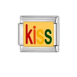 Dettaglio del charm italiano in acciaio inossidabile con scritta kiss colorata