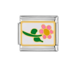 Makro-Detail des italienischen Charms aus Edelstahl mit pinkem Emaille-Blumendesign