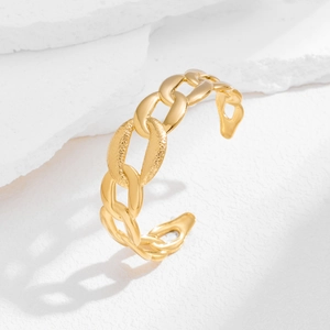 Verstelbare holle schakel open armband in goud met een gehamerde textuur
