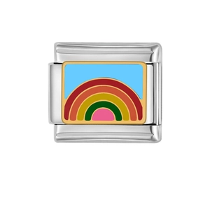Dettaglio di maglia charm italiana con smalto arcobaleno su acciaio inossidabile