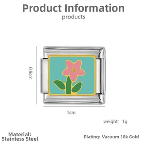 Makro-Detail des italienischen 18k vergoldeten Edelstahl-Blumencharms mit Abmessungen