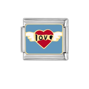 Dettaglio maglia charm italiana con smalto blu, cuore alato e scritta love