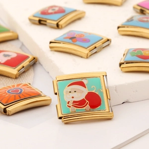 Makroaufnahme goldener italienischer Charms mit Emaille-Designs und MOM-Schriftzug
