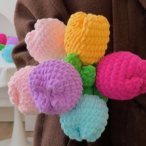Nahaufnahme von handgefertigtem Häkel-Tulpenstrauß aus bunter, dicker Chenille-Wolle