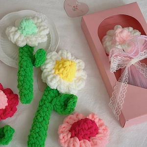 Handmade crochet chamomile flower gift set with pink gift box and pearl bow decorations