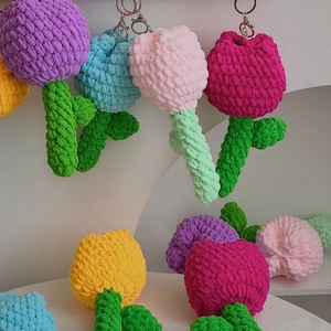 Handgefertigter Häkel-Tulpen-Schlüsselanhänger in Pastellfarben mit Metallring