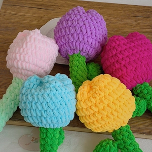 Handgefertigter Häkel-Tulpenstrauß in bunten Farben mit Happy Women's Day Anhänger