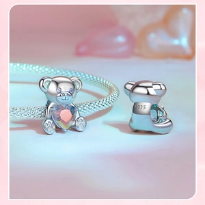 Primer plano del amuleto de oso en plata S925 con cristal de corazón para pulsera snake