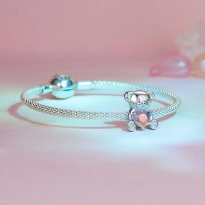 Pulsera de oso de plata esterlina con piedra de corazón rosa iridiscente