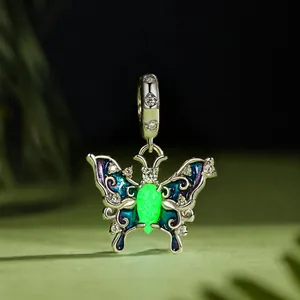Elegante s925 sterling zilveren lichtgevende vlinderbedel met emaille en groene edelsteen