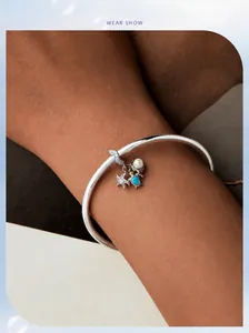 Dettaglio del bracciale in argento S925 con pendente stella marina e tartaruga blu