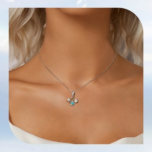 Dettaglio della collana oceano in argento S925 con ciondoli tartaruga, stella e conchiglia