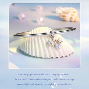 Dettaglio del bracciale con ciondoli in argento S925 con stella marina, tartaruga e perla