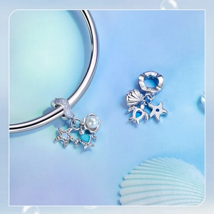 Dettaglio di ciondoli in argento S925 tartaruga marina e stella marina con smalto blu