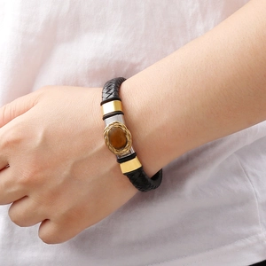 Bracciale da uomo in pelle intrecciata con pietra occhio di tigre e fibbia in acciaio dorato