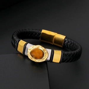 Dettaglio del bracciale in pelle intrecciata con occhio di tigre e chiusura magnetica