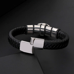 Dettaglio macro del bracciale da uomo in pelle intrecciata con chiusura in acciaio