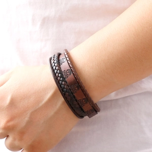 Mehrlagiges Herren-Lederarmband im Retro-Stil mit Totenkopf-Prägung und geflochtenem Seil