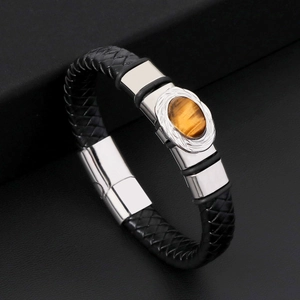 Dettaglio del bracciale da uomo in pelle nera intrecciata con occhio di tigre e chiusura in acciaio