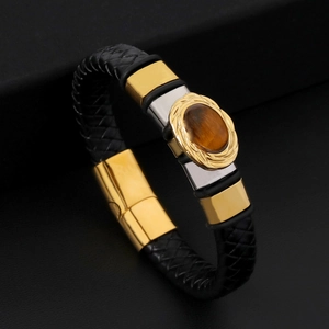 Dettaglio macro del bracciale in pelle intrecciata da uomo con occhio di tigre e chiusura