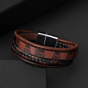 Mehrlagiges Lederarmband für Herren mit Totenkopf-Print und Magnetverschluss aus Stahl